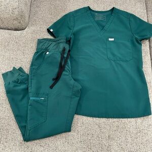 Figs forest green scrub set